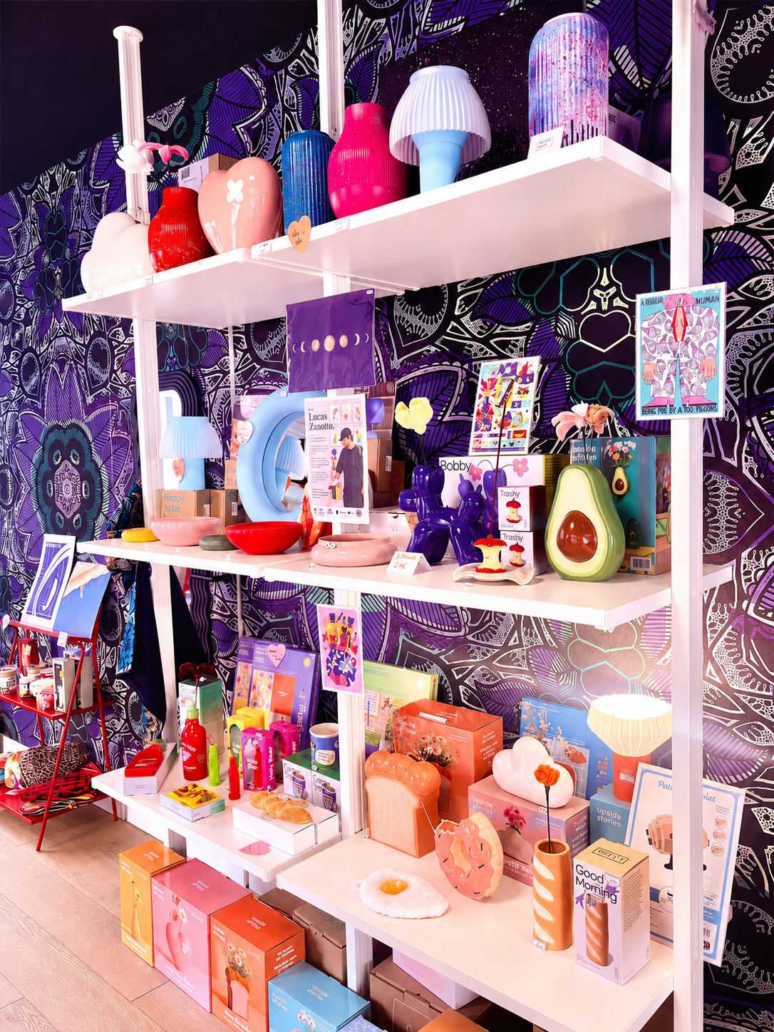 Étagère colorée de la boutique MYLO Conceptstore, objets et affiches