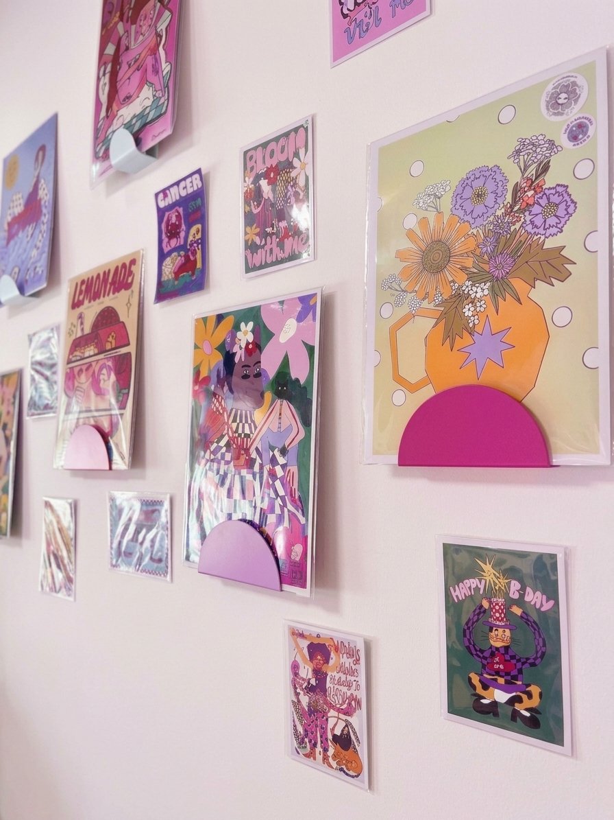 Mur d'affiches et illustrations colorées dans la boutique MYLO