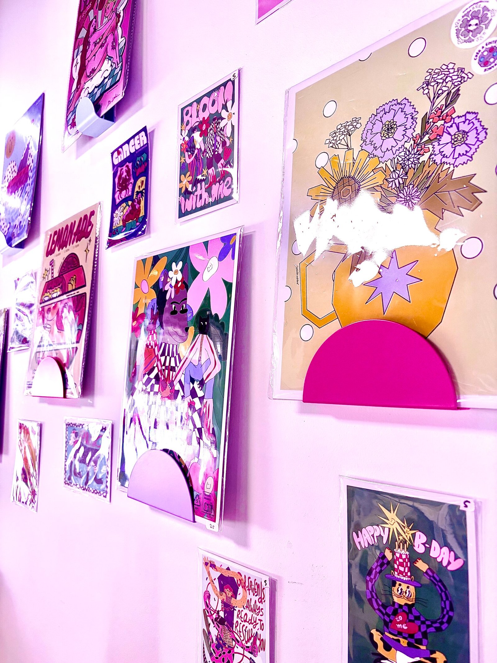 Mur d'affiches d'illustrateurs dans la boutique MYLO