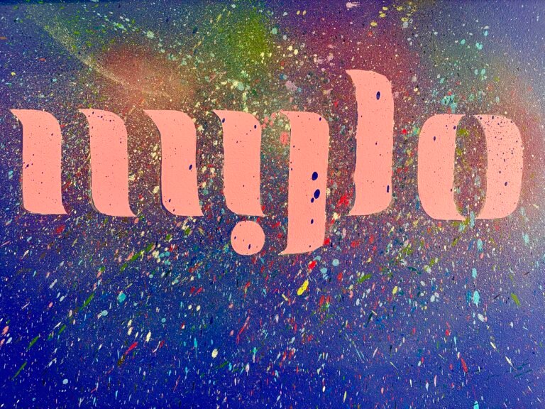 Logo MYLO peint façon street art, fresque éclaboussée de couleurs à la boutique de Saint-Malo