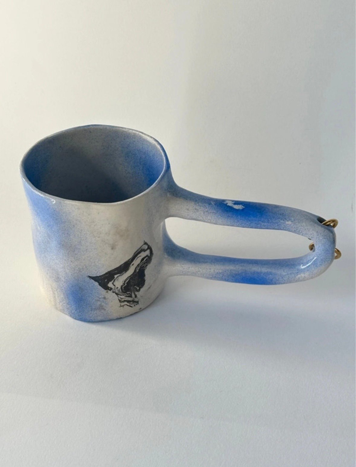 Mug en céramique de Fionaë avec motif de montagne noir sur émail bleu