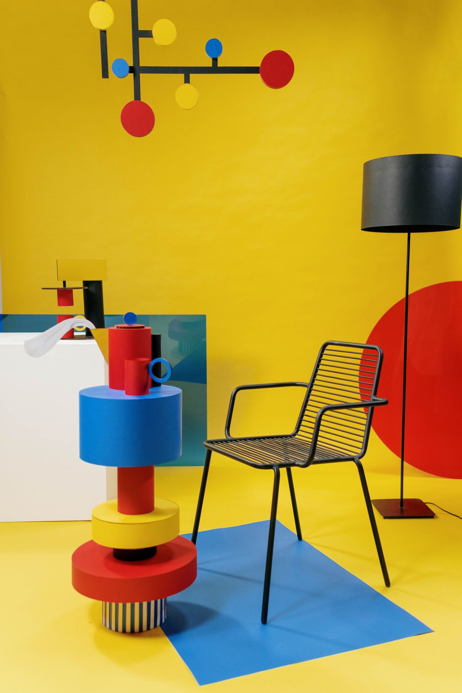 Déco post-moderne : décor de studio aux formes géométriques et aux couleurs primaires, dans l’esprit Memphis